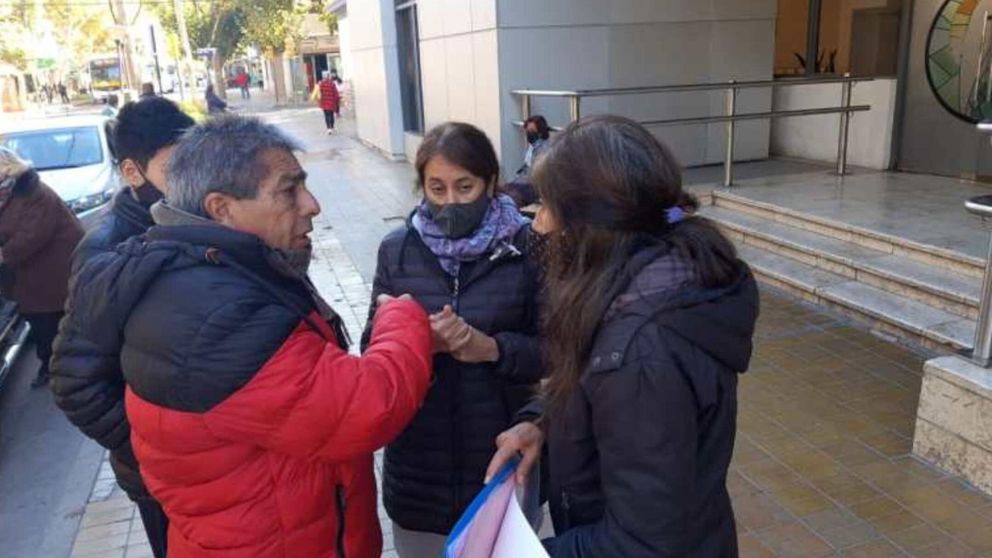 Familiares del abuelo cuyo cadáver desapareció, hablaron con los medios de comunicación en la puerta de la Clínica Santa Clara (gentileza Radio Estación Claridad)