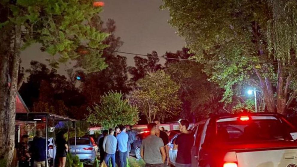 Clausuran dos fiestas clandestinas en casas con 280 personas: un organizador intentó huir.