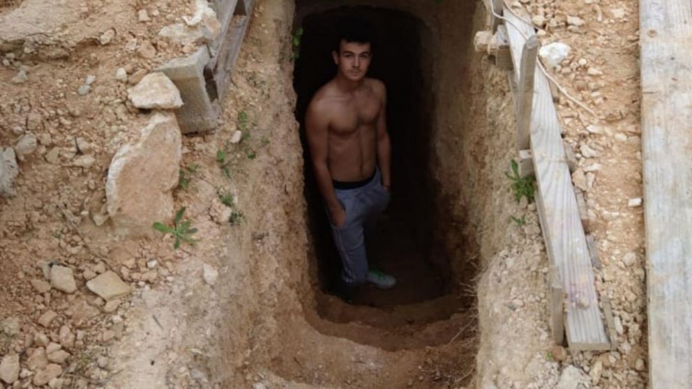 El joven disfruta de la "casa cueva" que comenzó a construir cuando tenía tan solo 14 años.