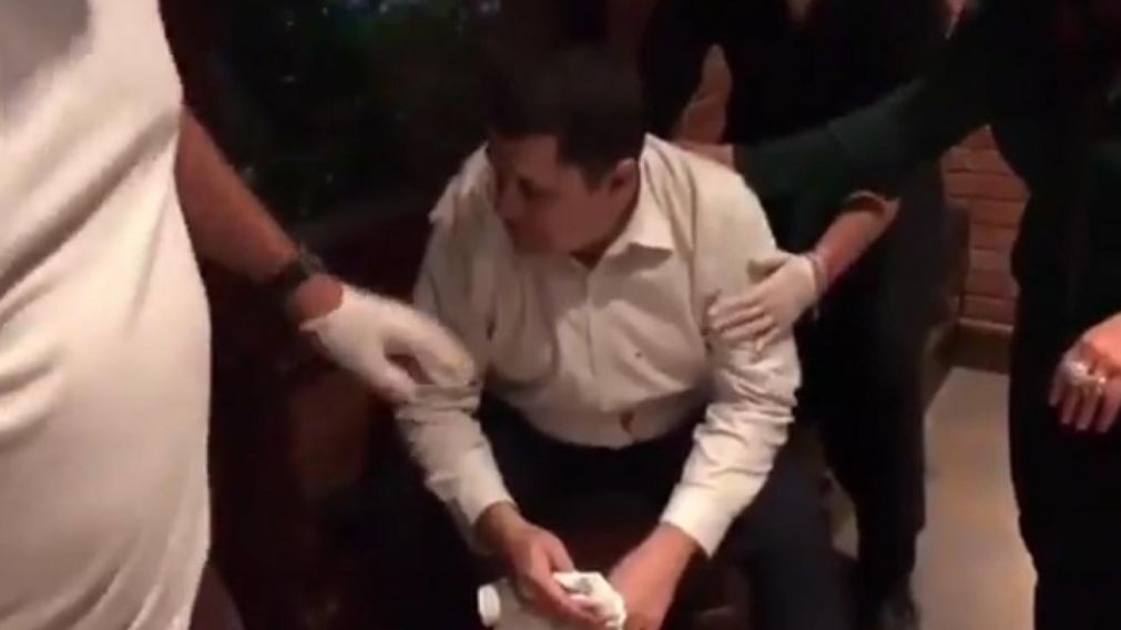 El gerente del local recibi� una brutal golpiza de sujeto que se negaba a cumplir el protocolo por Covid-19 (Captura de video).