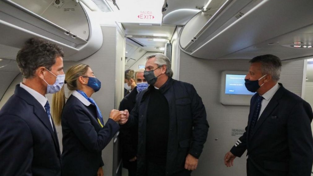 Fern�ndez, al abordar el vuelo. Cronica.com.ar viaja en el avi�n presidencial.