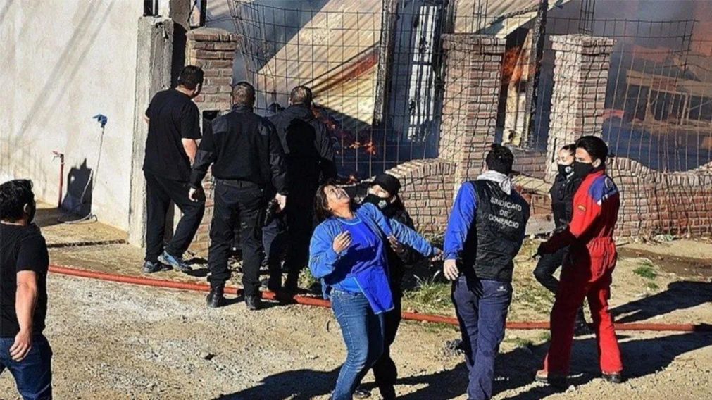 La policía intenta rescatar a Mirko y Solange del incendio. Gentileza: (LM Neuquén).