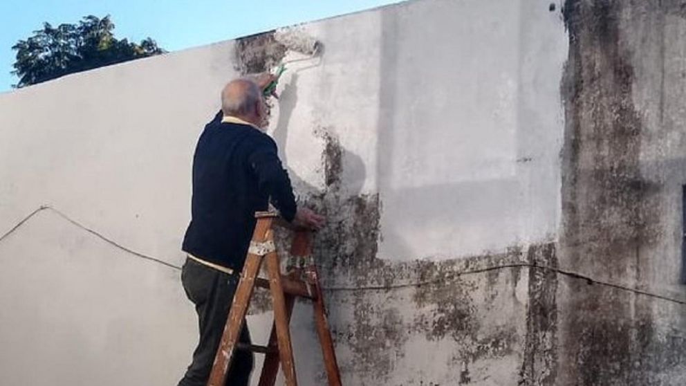 Malena Guinzburg dijo que vio la cara de su padre en una pared y publicó la foto en las redes sociales.