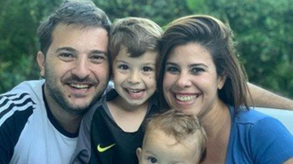 Diego Brancatelli junto a su esposa e hijos.