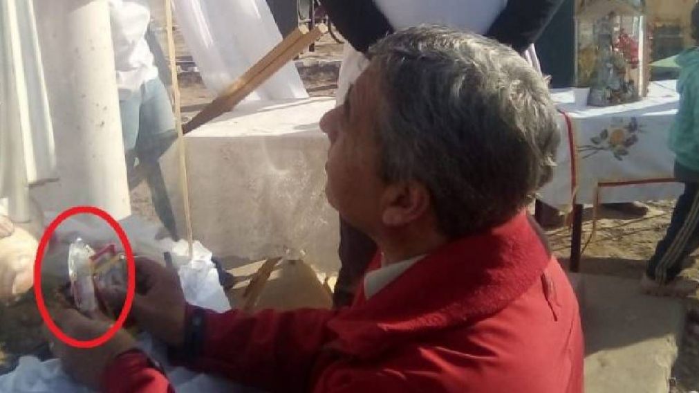 ¡Milagro! Un hombre le rezó a la Virgen de Fátima y apareció en sus manos