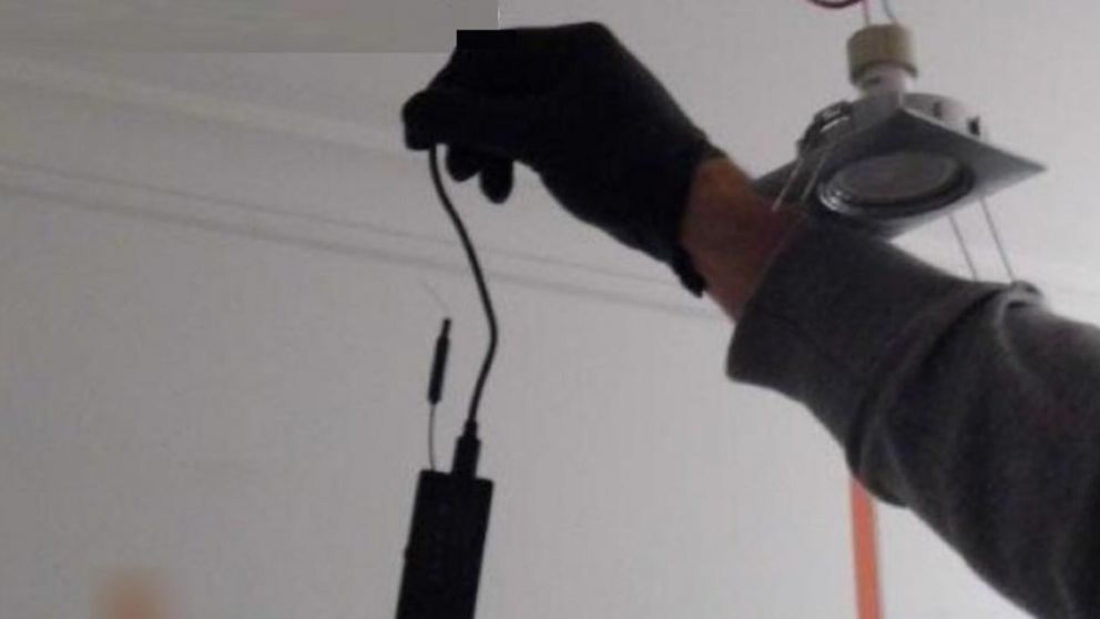 La Policía Nacional de España detuvo al hombre que espiaba a su vecina con una cámara oculta.