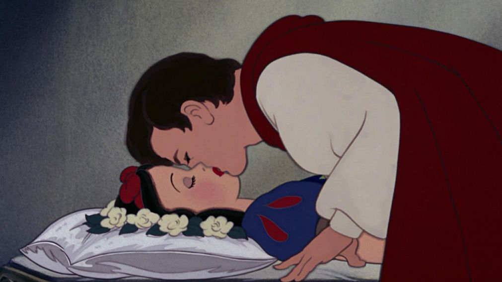 En el film de Walt Disney el príncipe besa a Blancanieves mientras duerme.