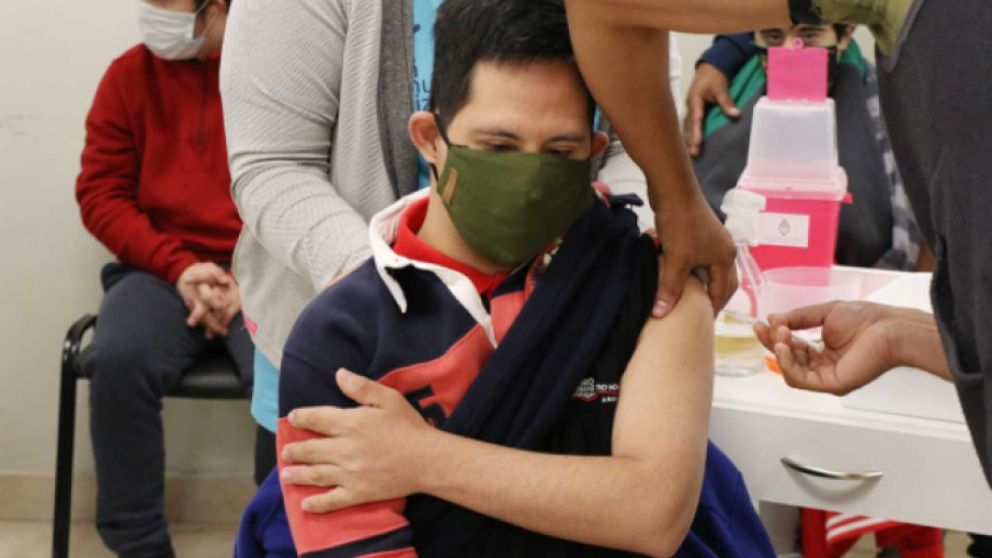 Tras el anuncio de la ministra de Salud tucumana, Rossana Chahla, los pacientes con este síndrome recibieron hoy por primera vez la inmunización contra el COVID-19. Fuente: (Ministerio de Salud Pública de la provincia de Tucumán).