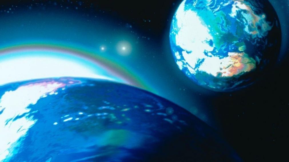 Viajero del tiempo llegó del año 2582 y afirma que en dos días se descubrirá un "clon de la Tierra".