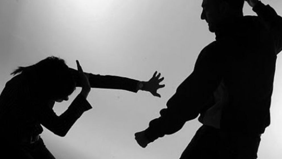 Santiago del Estero: la golpeó con una cuchara de albañil y una jueza lo liberó (Imagen ilustrativa).