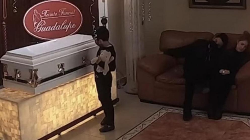 Nene desaparece en el funeral de su hermanito (Captura de pantalla).