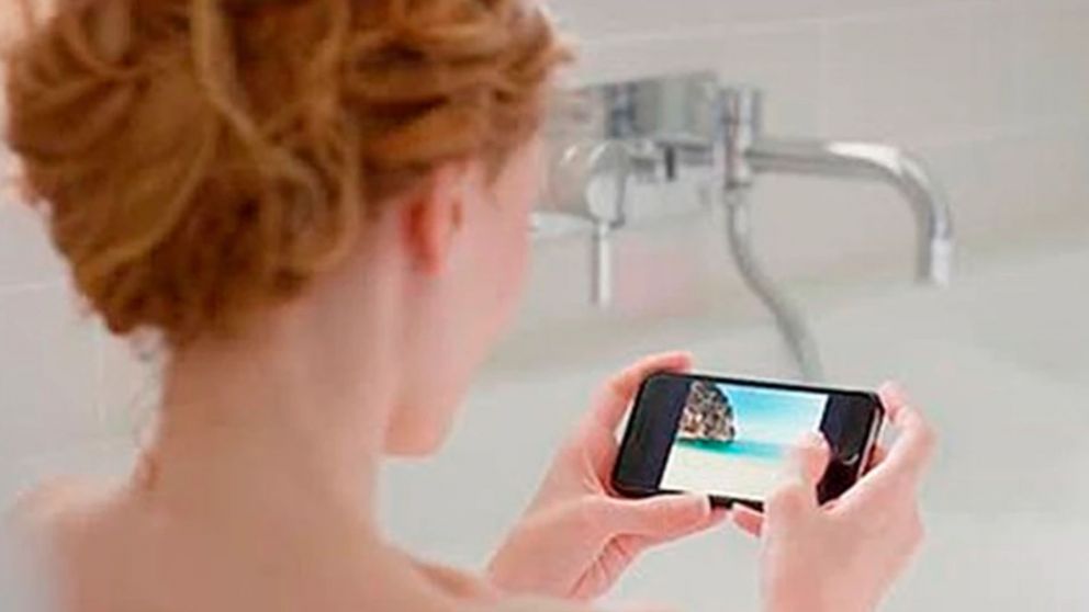 Usaba el celular mientras se bañaba y murió electrocutada (Imagen Ilustrativa).