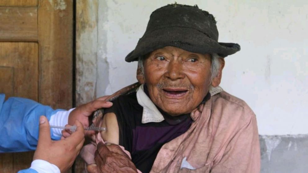 Marcelino Abad es un peruano de 121 años, quien recibió la primera dosis de la vacuna en su casa de los Andes. (Gentileza: Ministerio de Desarrollo e Inclusión Social de Perú. Twitter)