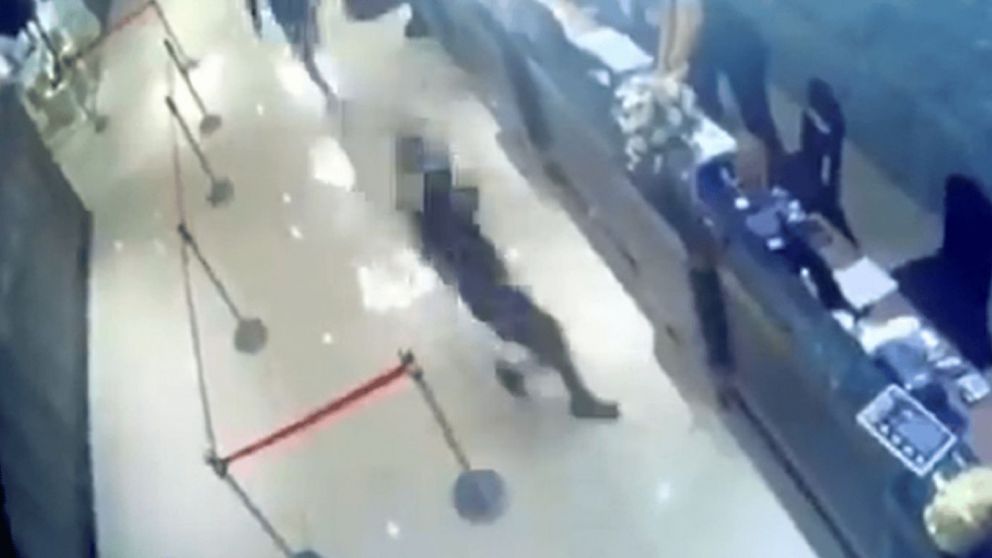 Pánico por la "lluvia" de miles de cucarachas en un restaurante en China (Captura de video)