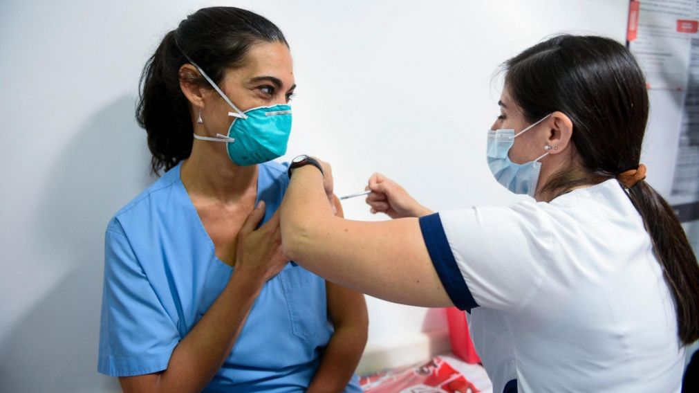 La campaña empezó con la aplicación de vacunas en el personal sanitario.