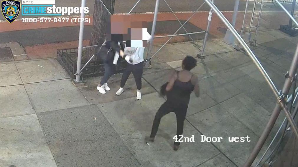 La polic�a de Nueva  York public� el video y trabaja para identificar a la atacante.