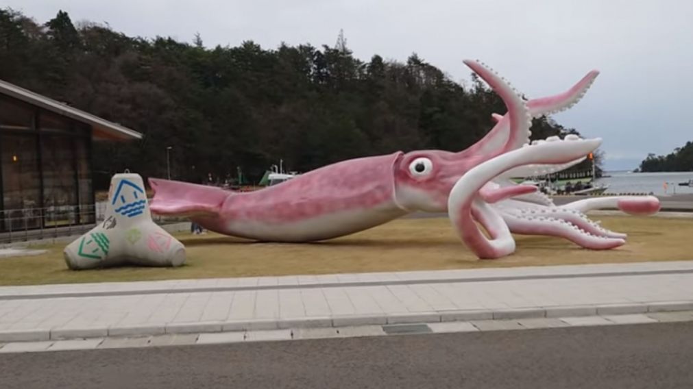 El calamar gigante que construyó la ciudad japonesa de Noto vale unos 200.000 euros. (Captura video)