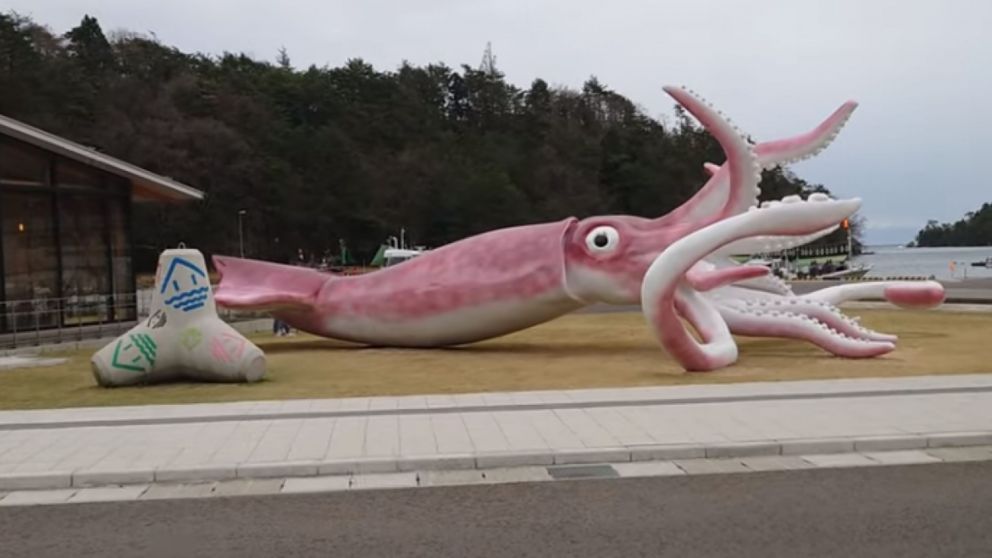 El calamar gigante que construyó la ciudad japonesa de Noto vale unos 200.000 euros. (Captura video)