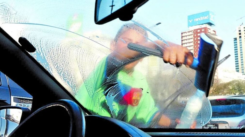 El condenado limpiaba parabrisas de autos en una esquina de Tandil (imagen ilustrativa).