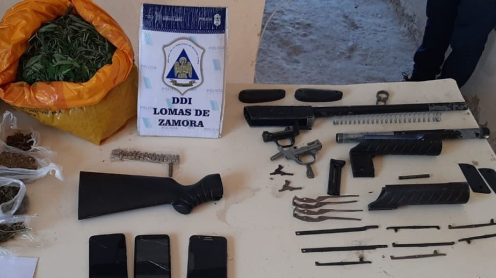 Estos son los diversos objetos que fueron incautados en el mencionado allanamiento.