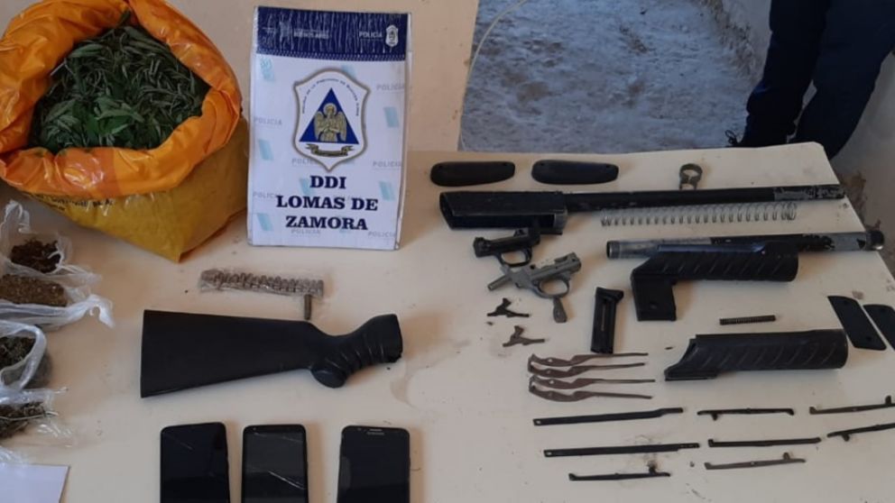 Estos son los diversos objetos que fueron incautados en el mencionado allanamiento.