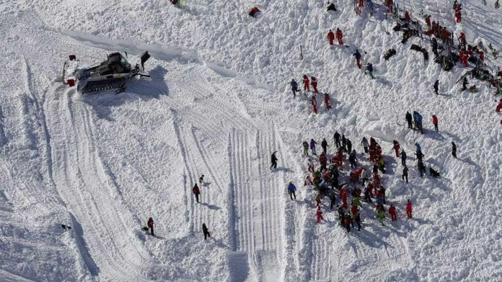 Murieron cinco personas arrastradas por avalanchas de nieve en los Alpes franceses.