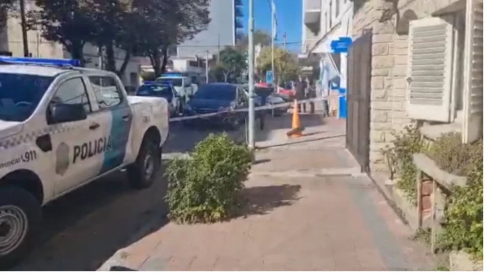 Joven entró con un cuchillo a la comisaría en Mar del Plata: "¡Hoy se pudre todo!".