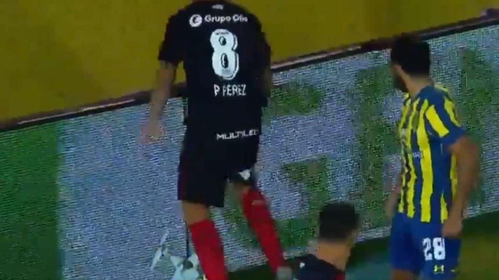 El momento en que el jugador de Newell´s Pabo Pérez destruye el drone "Canalla". (Captura video)