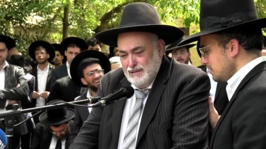 El padre de la víctima, el rabino Dan Embón, viajó a Israel para despedir a su hijo.