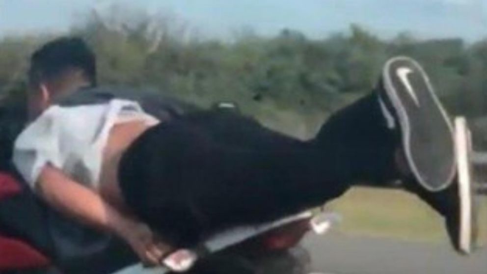 "Moto rusa", se llama la maniobra que realizaron los jóvenes en la ruta 9.