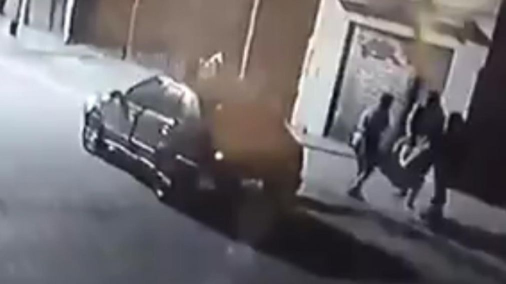 Así sacaban al jubilado de su casa en la localidad bonaerense de Luis Guillón (Captura de video).