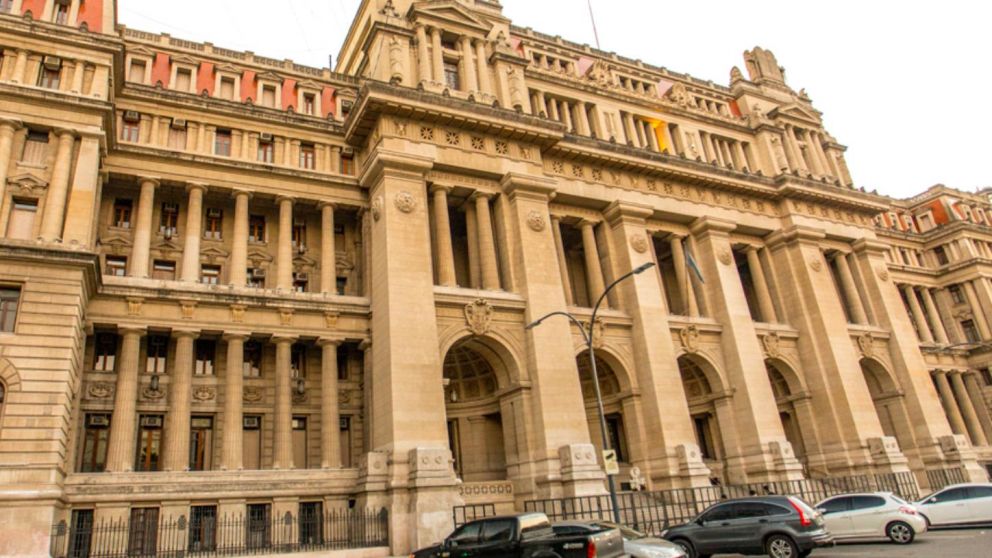 La C�mara acept� la medida cautelar contra el DNU presidencial.