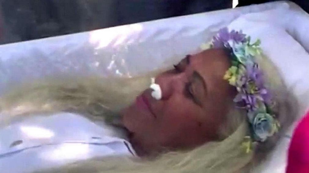 Video ins�lito: una mujer fingi� su propia muerte para saber como ser�a su funeral.