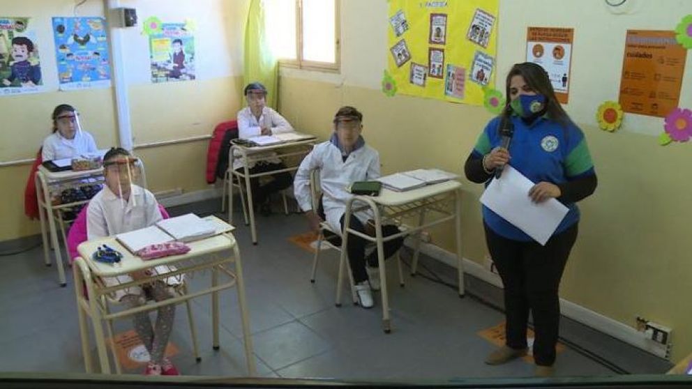 Ciudad: presencialidad en inicial y primaria y adopta un esquema "bimodal" en secundaria.
