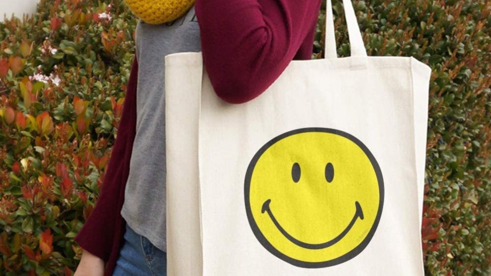 El diseño es muy sencillo, lleva dos paños de tela rectangulares y dos asas o manijas largas. Es tan fácil de hacer que puede fabricarse con retazos textiles, utilizando -o no- una máquina de coser.