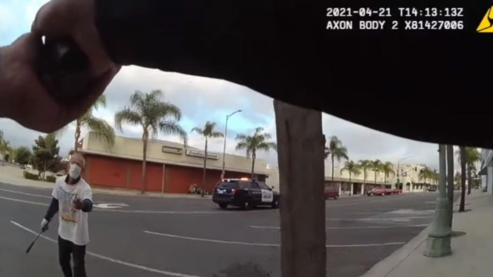 El momento en que el policía arremete a tiros contra el sospechoso.