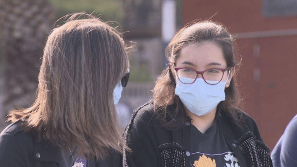 Verena, una ciudadana española de dieciséis años, sufre una inusual secuela del Covid-19: una tos persistente que dificulta sus actividades diarias y sus vínculos sociales.