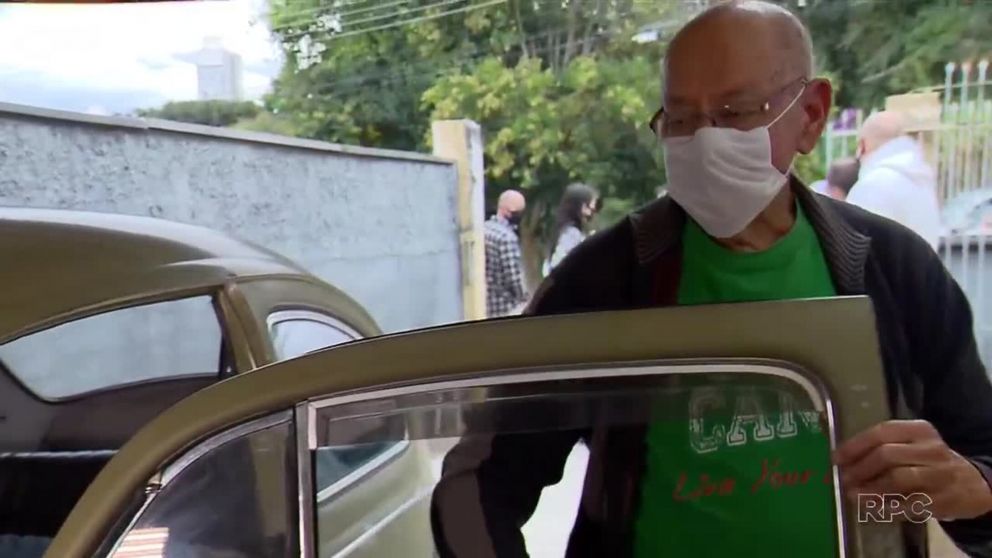 Docente jubilado vendió su auto por problemas económicos y sus ex alumnos lo compraron y se lo regresaron.