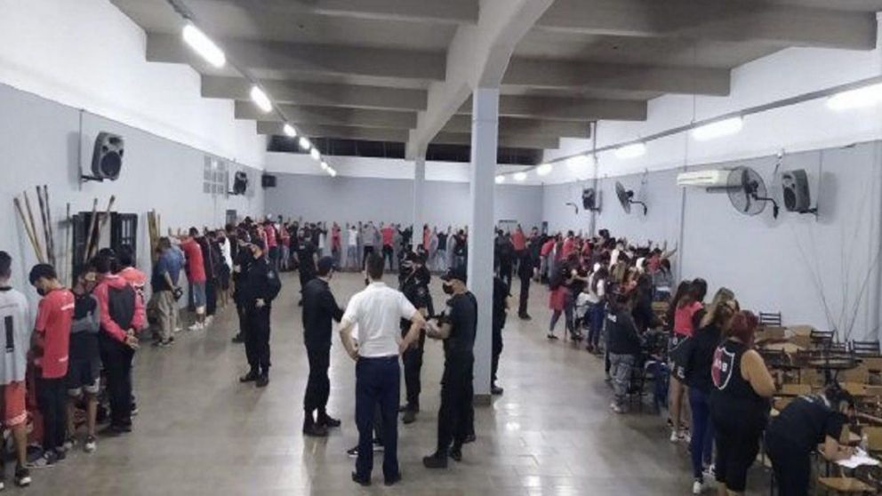 Cientos de hinchas de Newell´s fueron detenidos cuando iban a "banderazo" en plena pandemia.