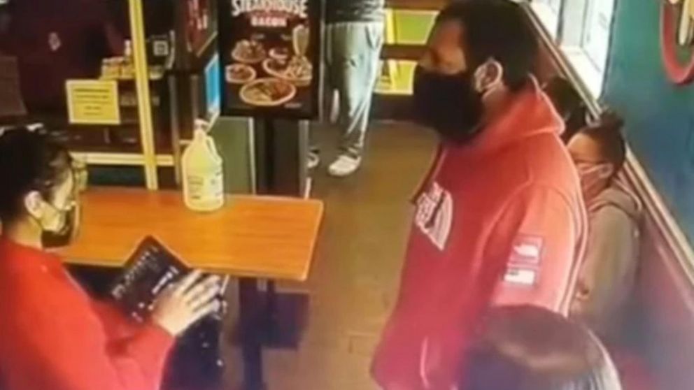 Adam Sandler grabado por las cámaras de seguridad del local.