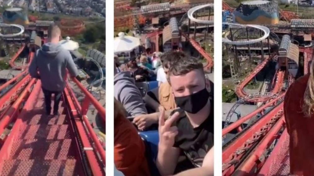 Los pasajeros atascados en la montaña rusa.