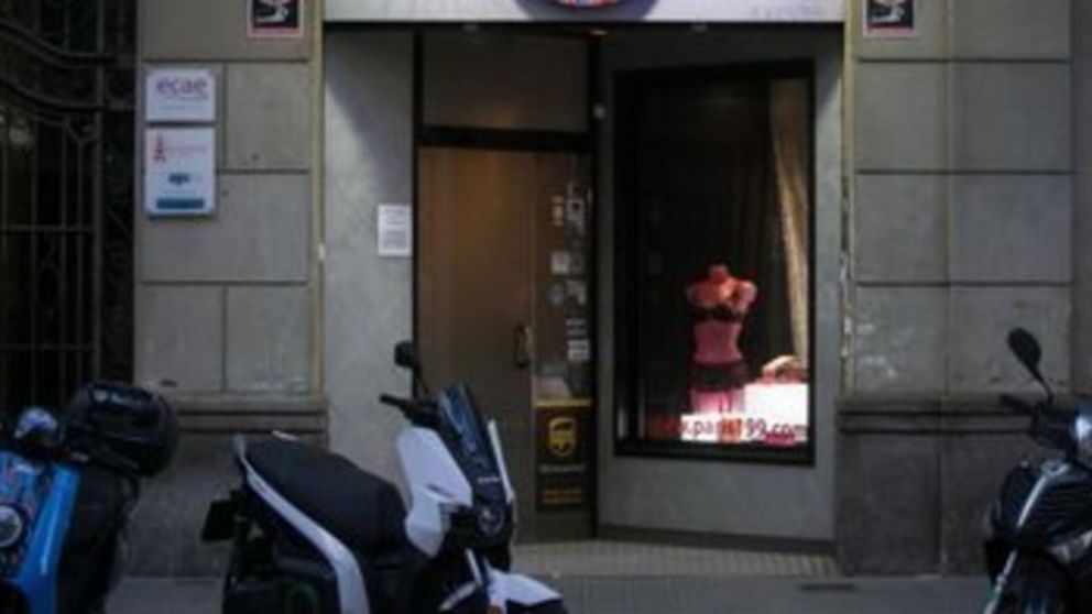 La Guardia Urbana de Barcelona, España, desbarató una orgía en un sex-shop.