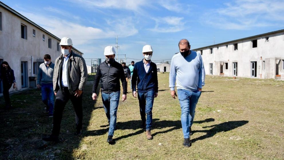 Municipio y Provincia firmaron convenio para construir nuevas viviendas en Florencio Varela.
