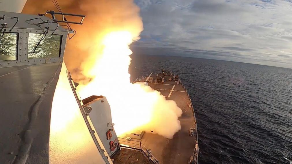 Potente ensayo de misiles de Estados Unidos sobre un objetivo lejano (US Navy).
