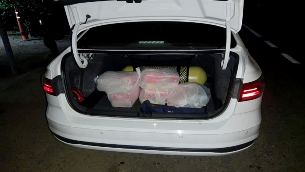 La policía abrió el baúl y se encontró con esa cantidad de dinero sin registrar.