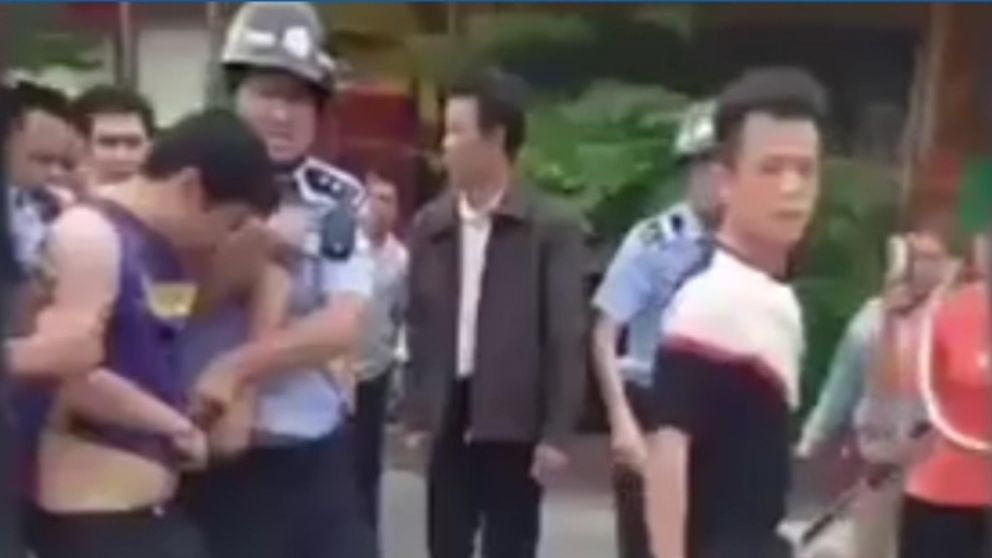 Así se llevan detenido al joven que entró y agredió a nenes y profesores. (Captura video)
