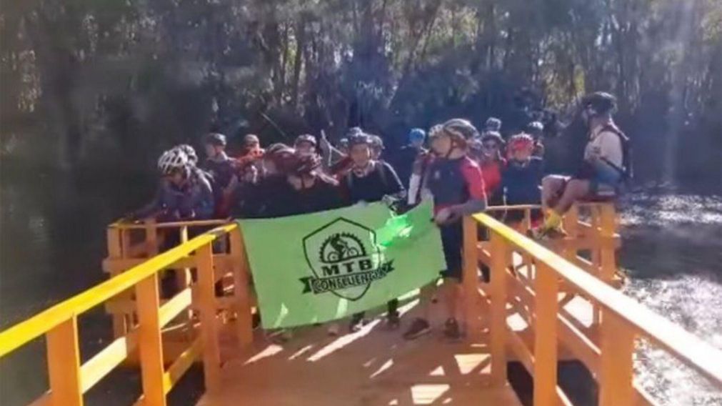 Los ciclistas saltando sobre el mirador que minutos más tarde rompieron.