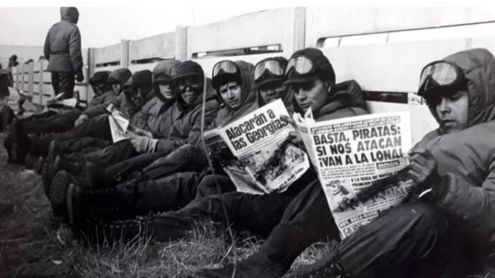 Saúl Pérez con el diario Crónica en las manos, en plena guerra de Malvinas