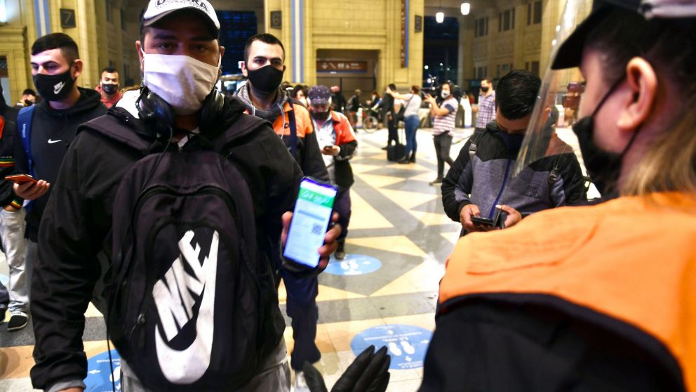 Se chequean los permisos de esenciales pero preocupan aglomeraciones por manifestantes.