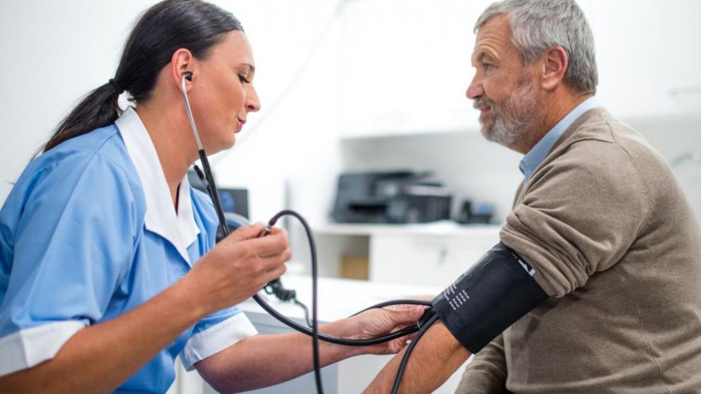 El riesgo aumenta en pacientes hipertensos que ignoran durante años su condición.